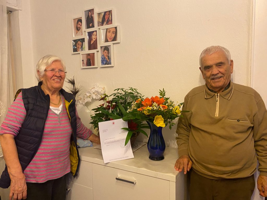 65 yıllık beraberliğe kutlama: Arslan ailesine çiçek ve mektup