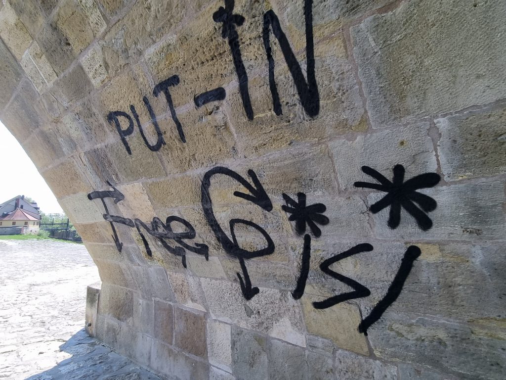 Köprü duvarlarına yazılan siyasi sloganlar kızdırdı  