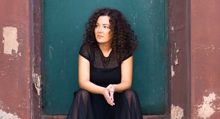 Derya Yıl’dan yeni single: “Öyleyse Bakma”