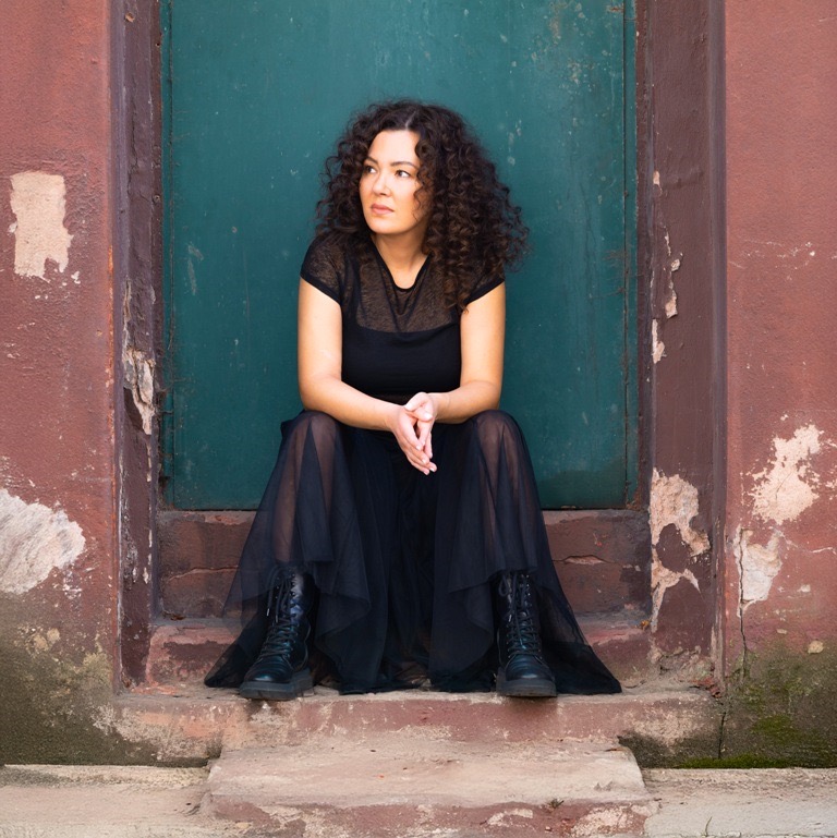 Derya Yıl’dan yeni single: “Öyleyse Bakma”