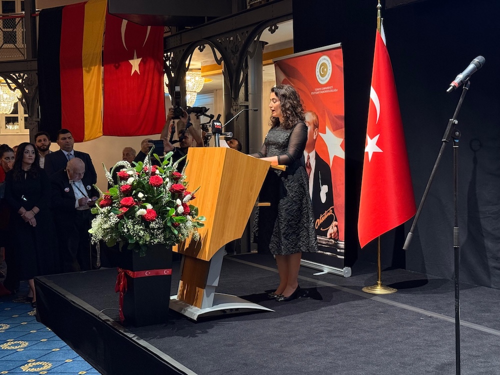 Stuttgart’ta “Cumhuriyet” coşkusu: 500 kişi tek kalp