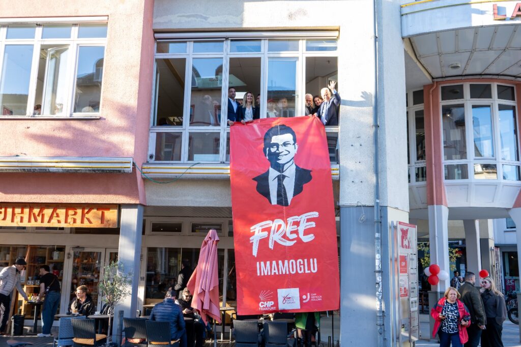 CHP Frankfurt ofisine vatandaş akın etti: İmamoğlu ve arkadaşlarına güçlü destek