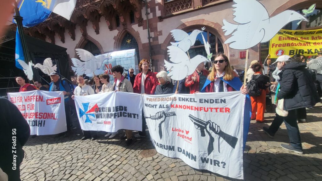 Barış hareketi her şeye rağmen sokaklardaydı