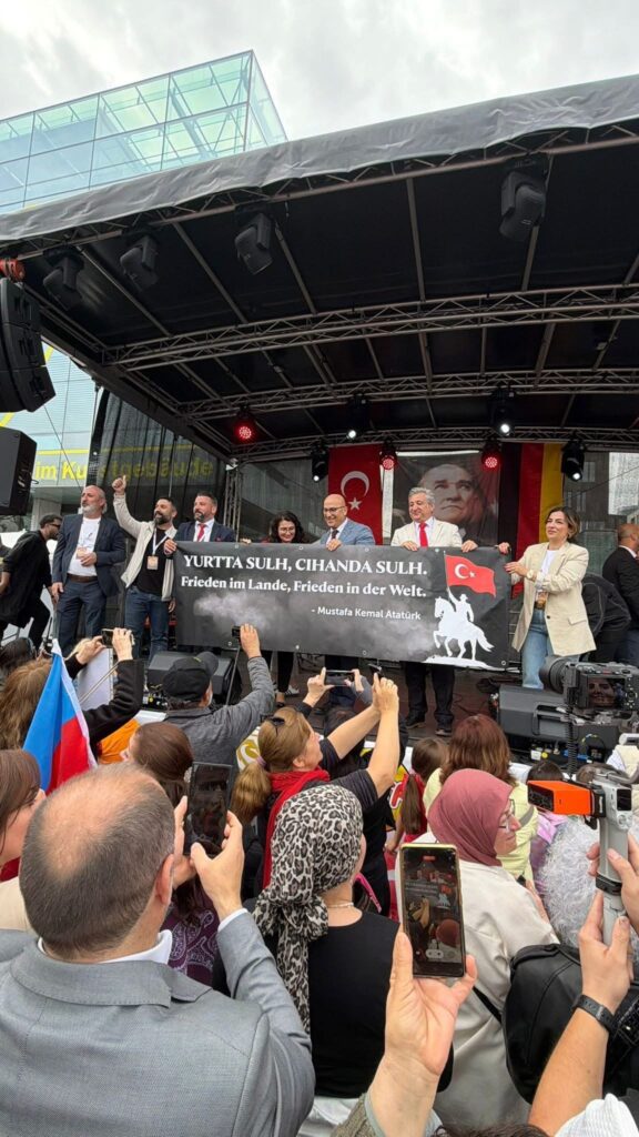 Almanya ‘da “19 Mayıs” seli: “Yurtta barış, dünyada barış” mesajı meydana taşındı